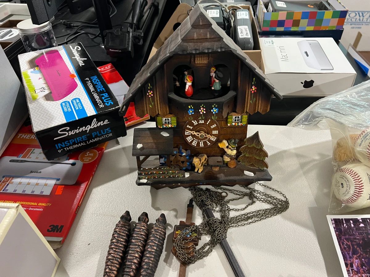 Windermere Bargain Hunters - Collectables, Cloths, Furniture, Home Decor, Garden, Pool Fun & More