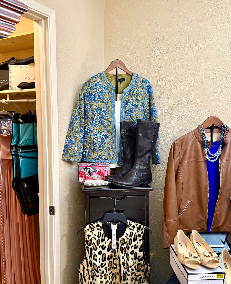 Lori's Estates - Coppell Large Christmas Collection, Fashion, Jewelry, Vintage Kitchen & More!