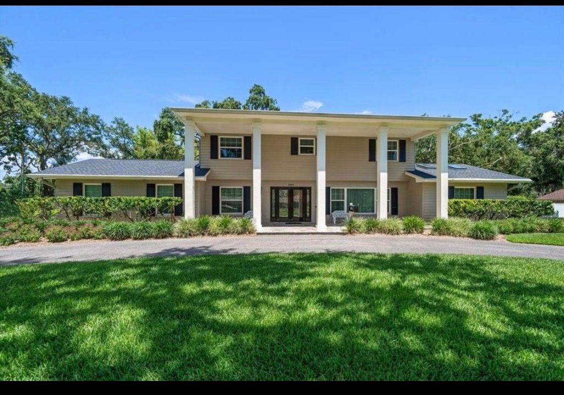 Fabulous furnishings and decor in this Clearwater beauty!
