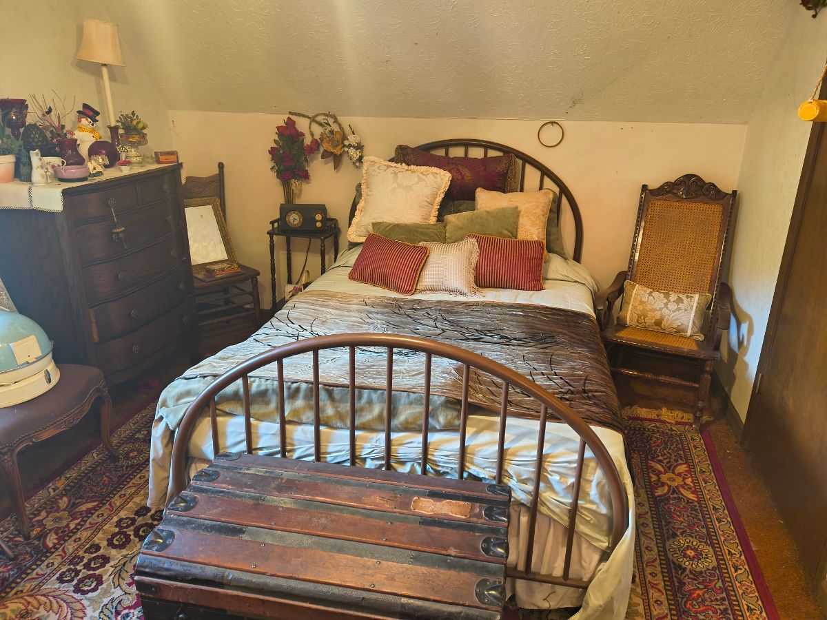 Donna Davis LLC - Antiques Vintage Furniture Accessories Thousands Costume Jewelry
