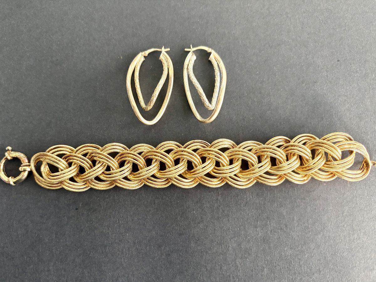 Castaway Has A Great Sale Featuring Jewelry & Vintage!