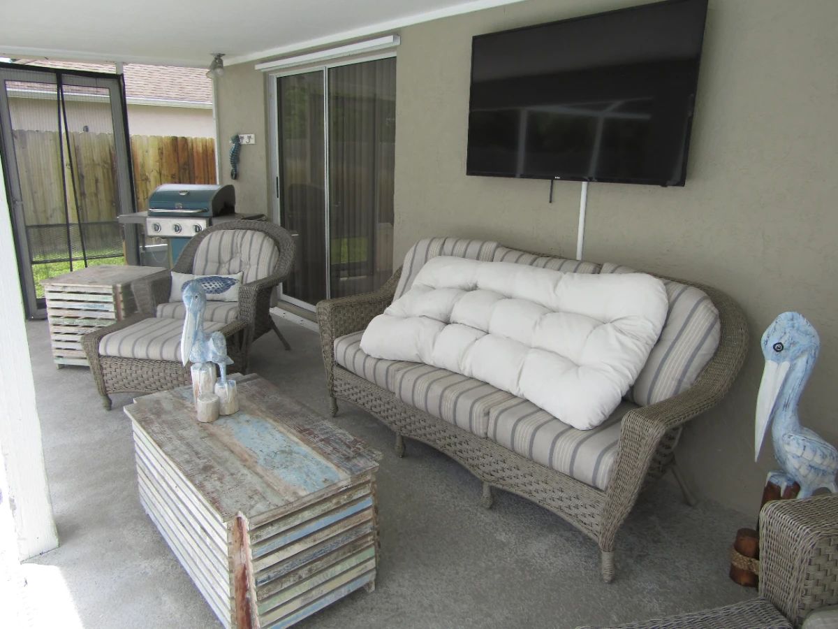 Clean, Cozy, Beachy Feel Home W/ Fun Contents