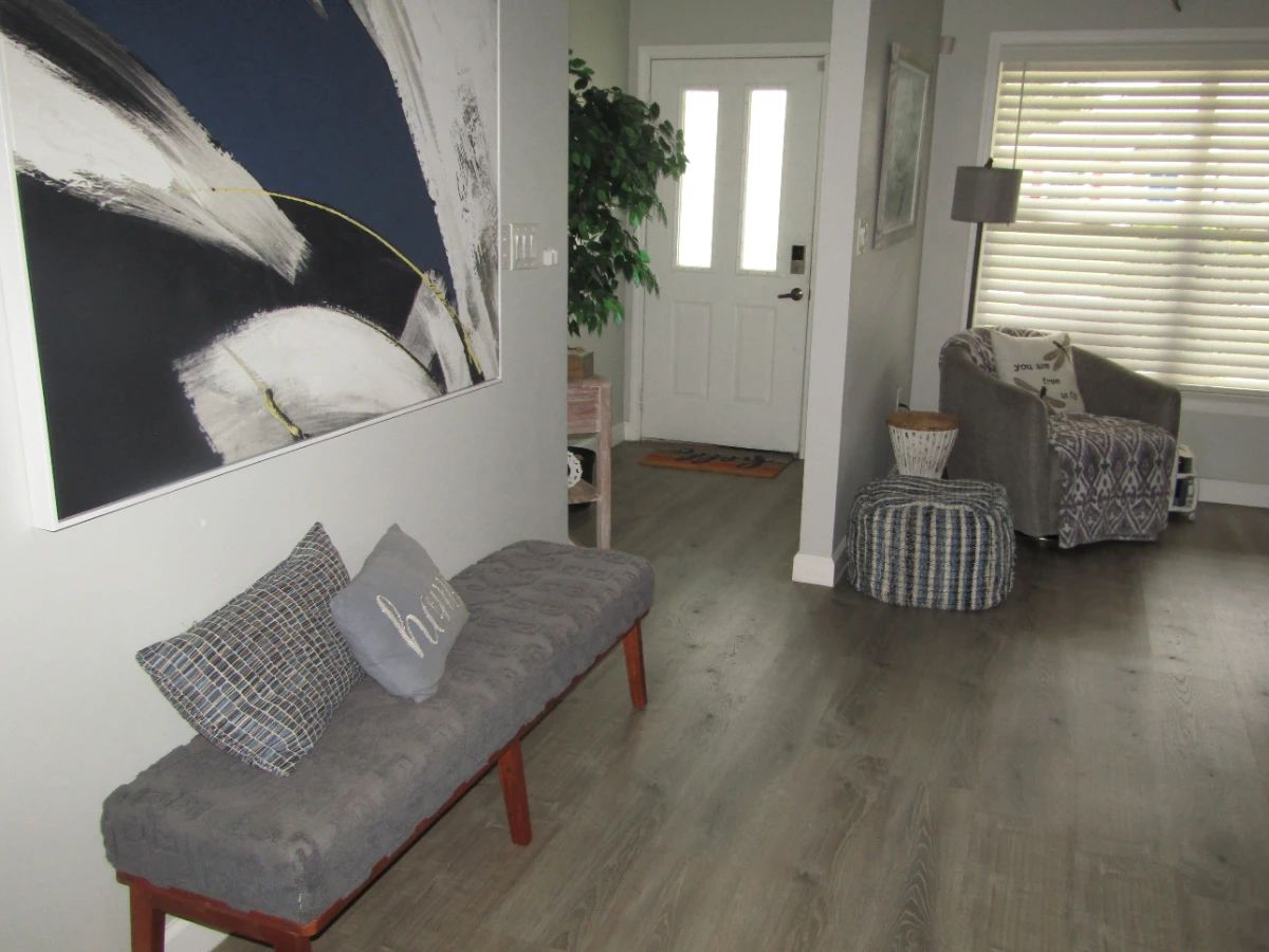 Clean, Cozy, Beachy Feel Home W/ Fun Contents