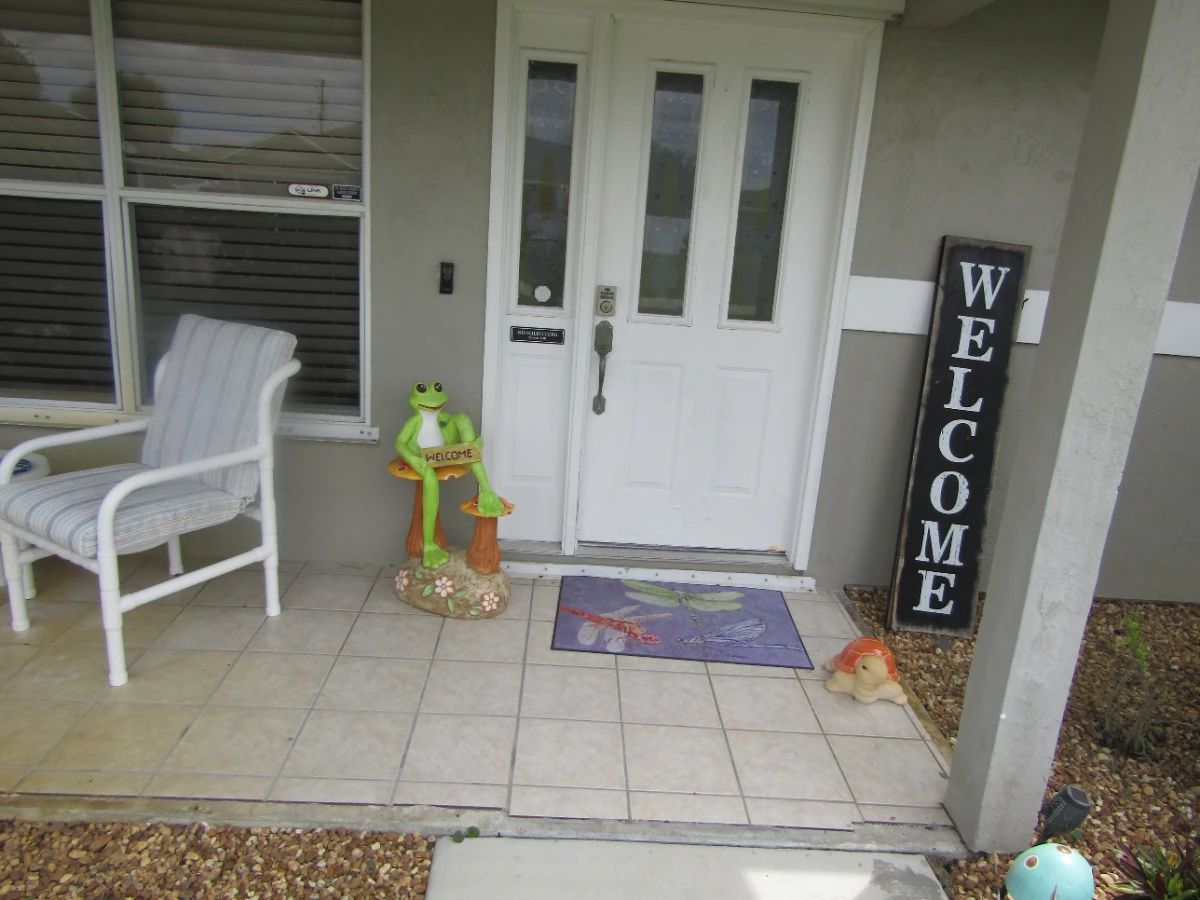Clean, Cozy, Beachy Feel Home W/ Fun Contents