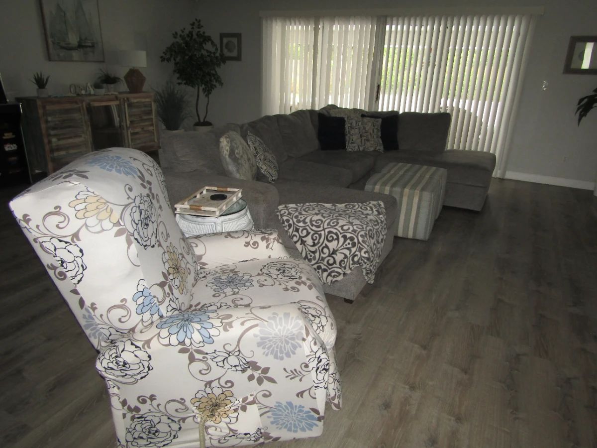 Clean, Cozy, Beachy Feel Home W/ Fun Contents