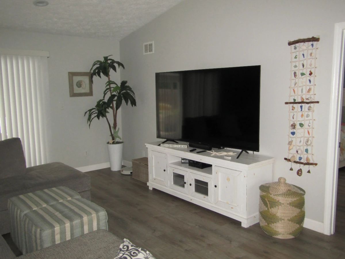 Clean, Cozy, Beachy Feel Home W/ Fun Contents