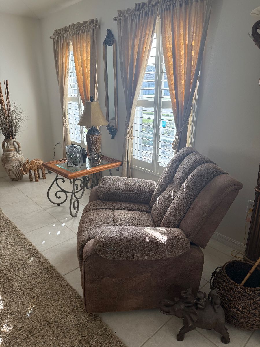 Lovely Viera Home many nice items clean clean clean