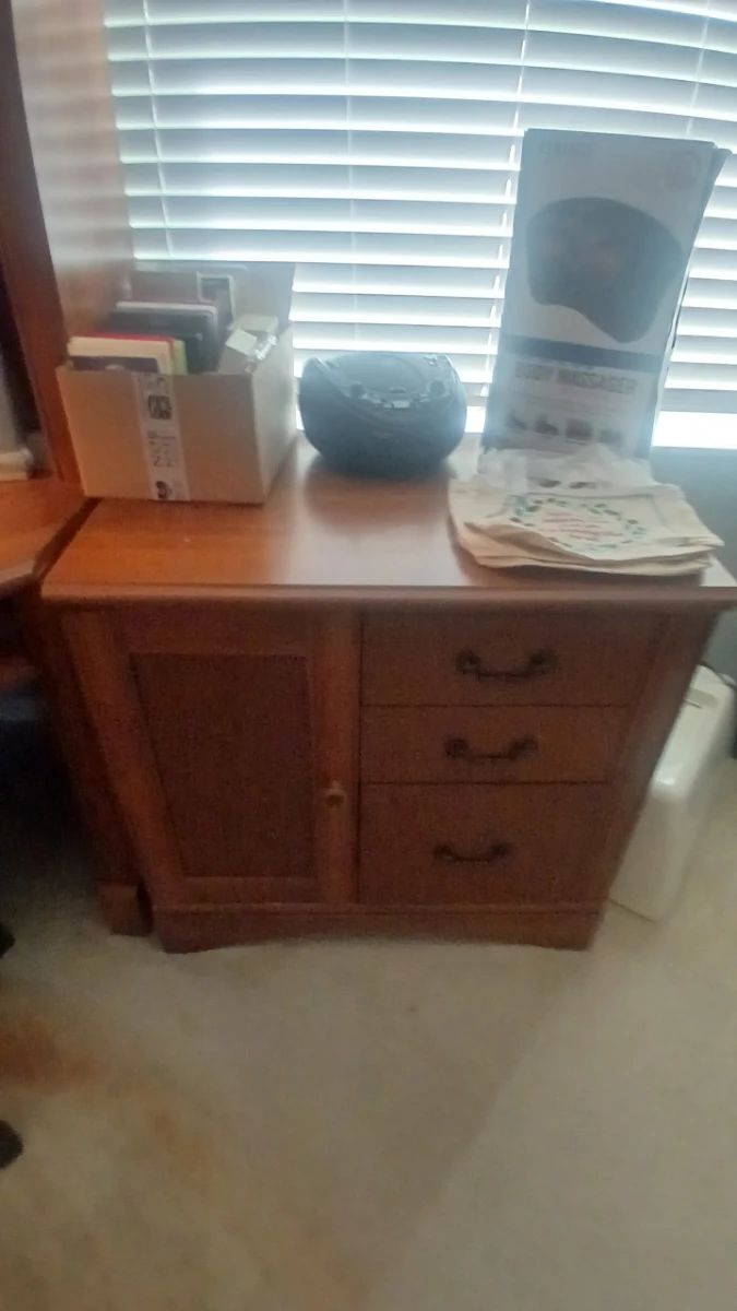 Bedroom Furniture & Home Goods Lot