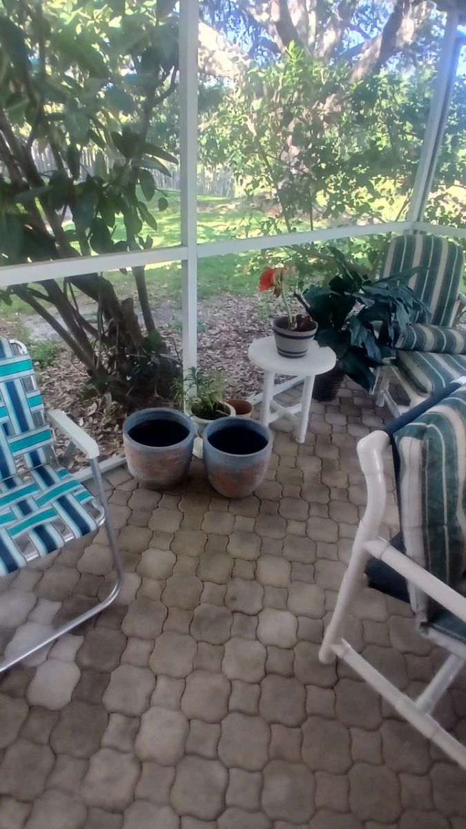 Outdoor Living Lot: Patio Chairs & Planters
