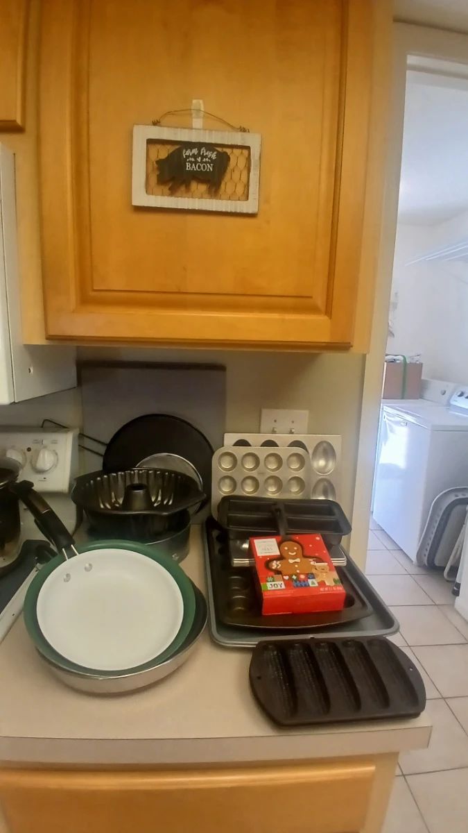 Kitchen Bakeware & Cookware Lot