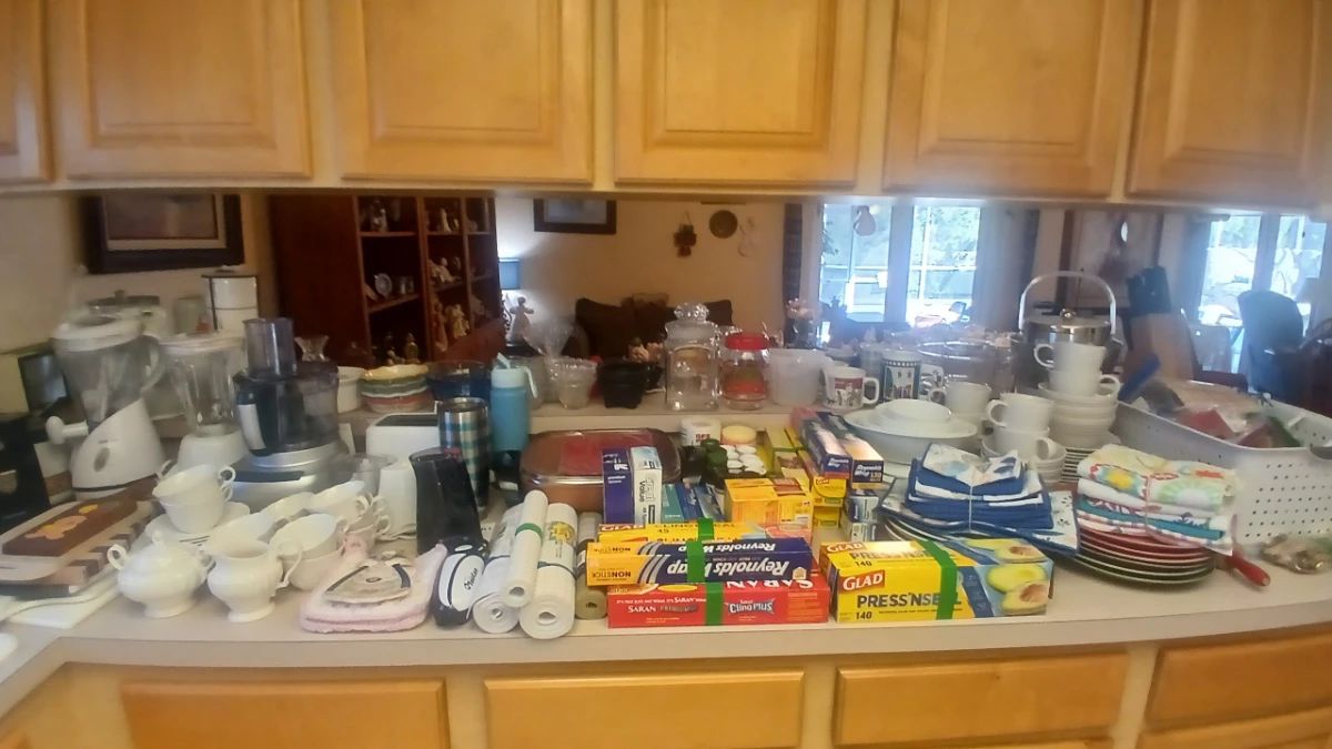 Kitchen Small Appliances, Cookware & Storage Lot