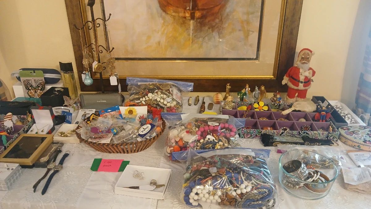 Costume Jewelry & Accessories Lot