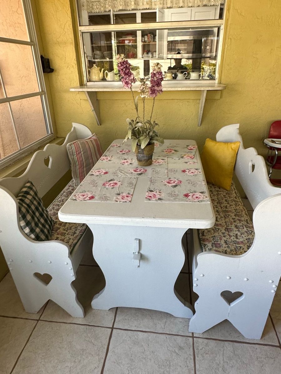 Vintage Breakfast Nook Dining Set with Table and Benches