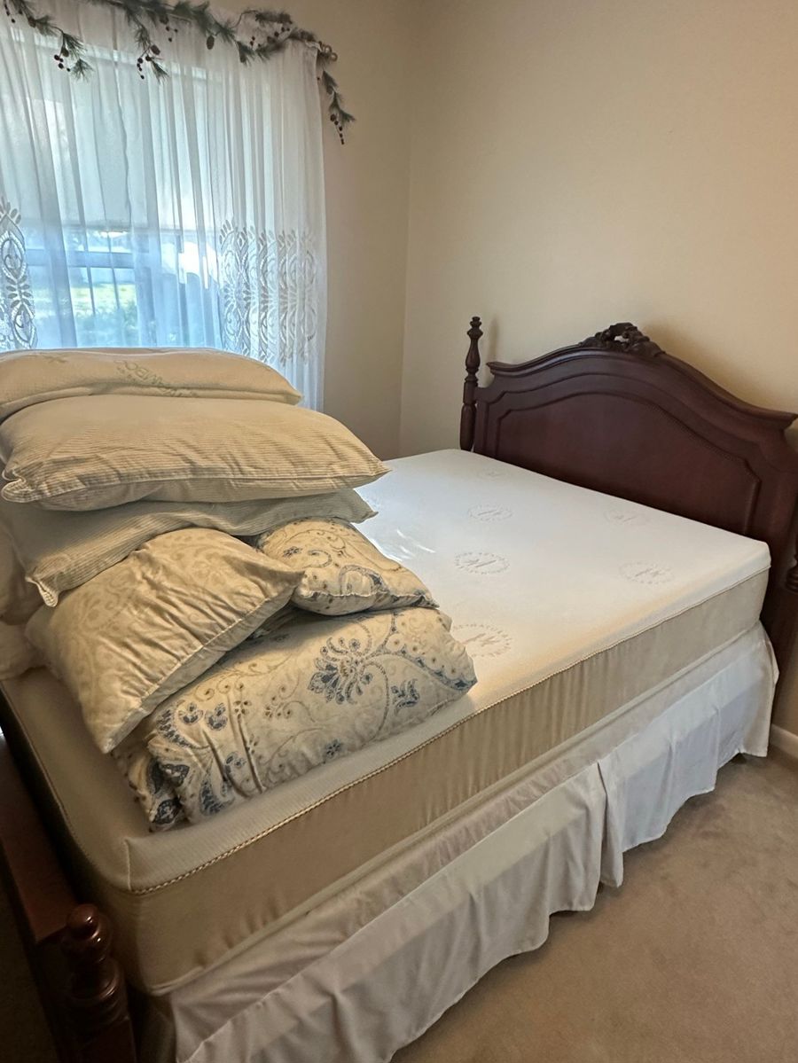 Queen Ann Style Mahogany Bedroom Set with Mattress