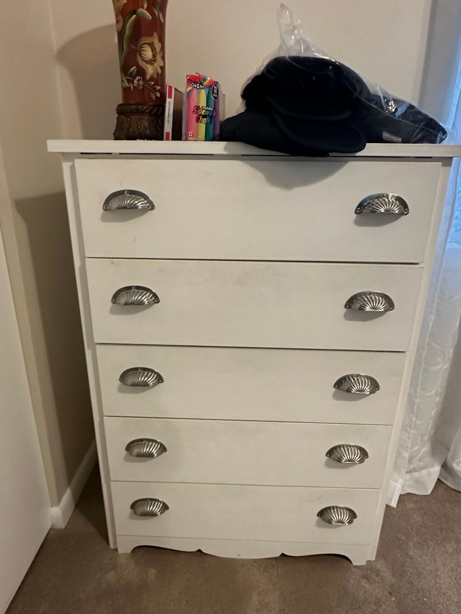 White 5-Drawer Dresser with Seashell Hardware