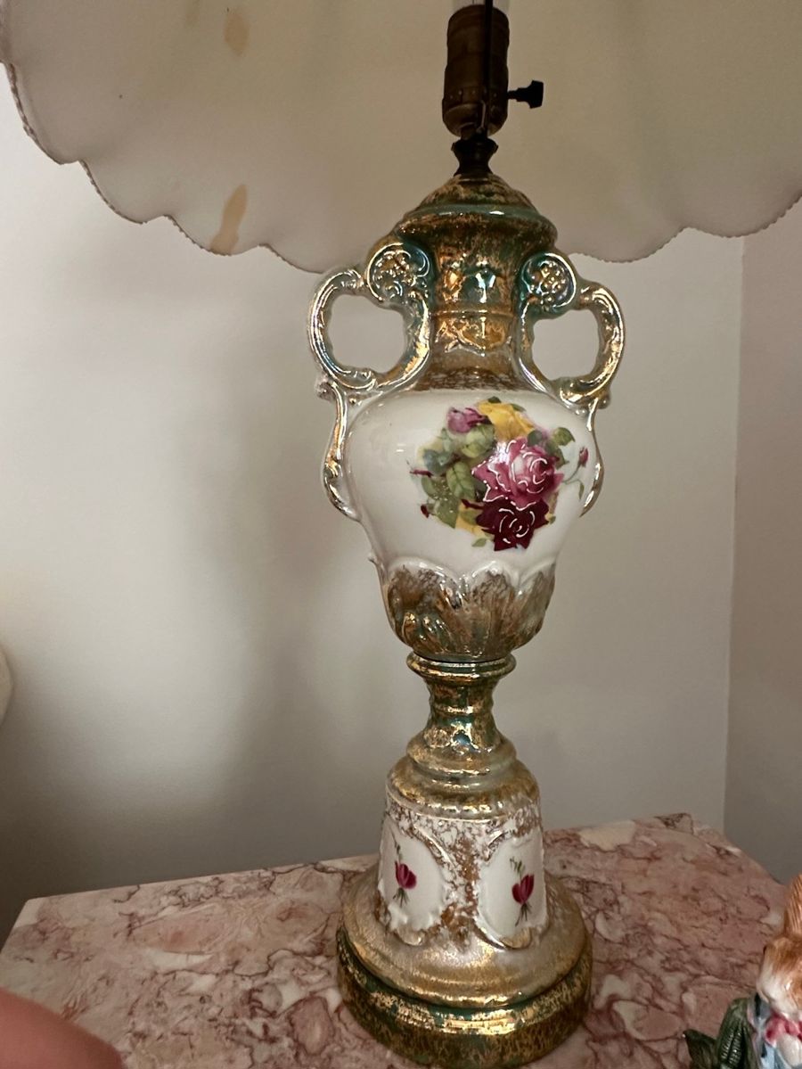 Victorian-Style Floral Urn Table Lamp