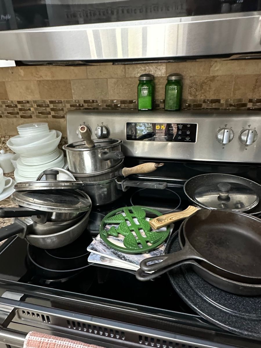Cookware & Kitchen Assortment