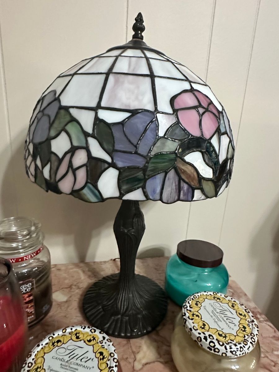 Tiffany-Style Floral Stained Glass Table Lamp
