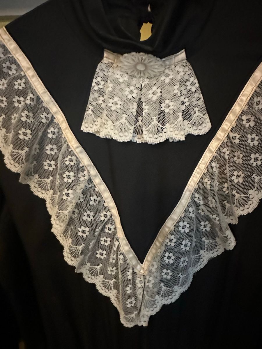 Vintage Lace Collar with Floral Embellishment
