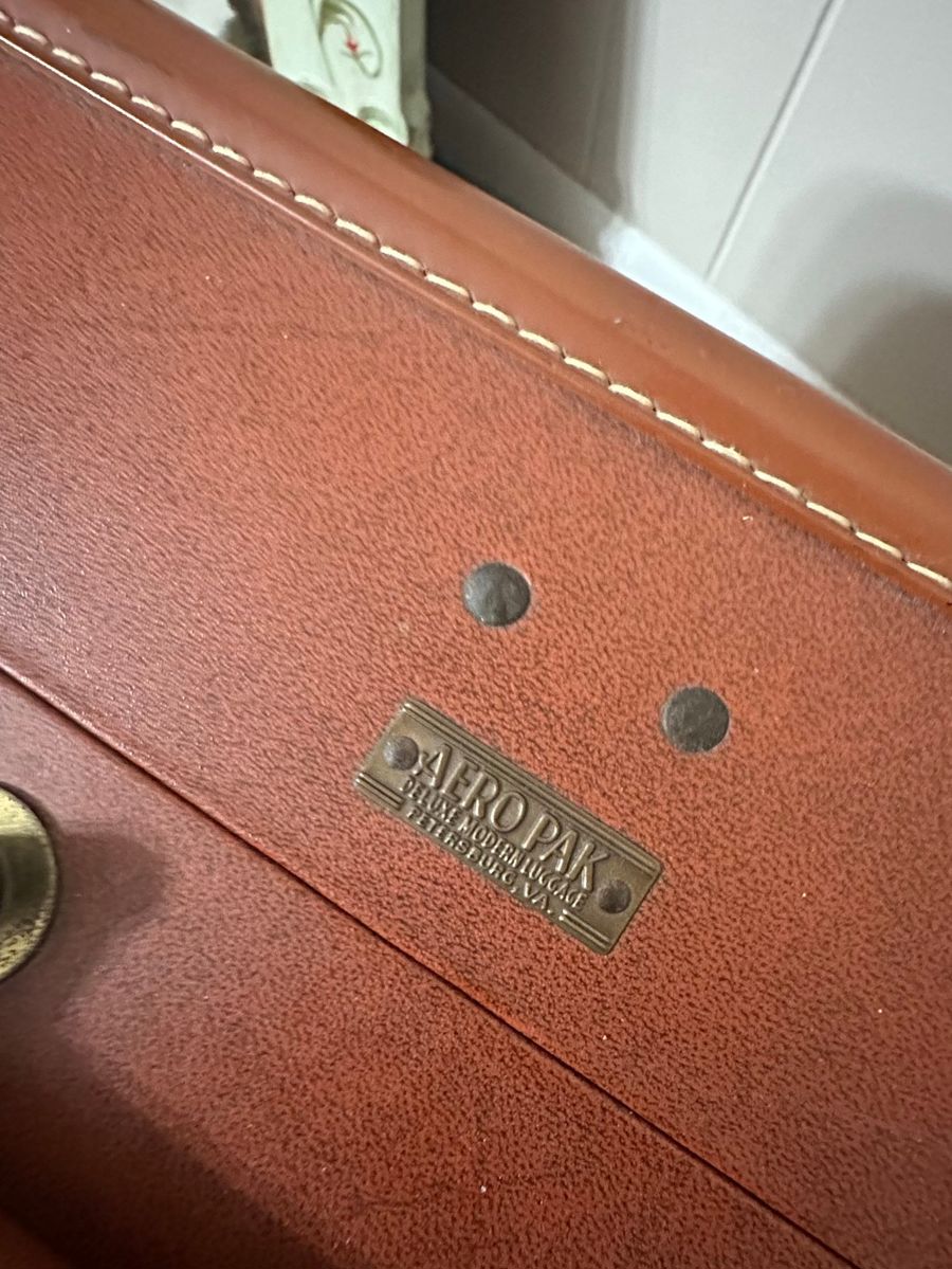 Aero Pak Deluxe Modern Luggage Suitcase