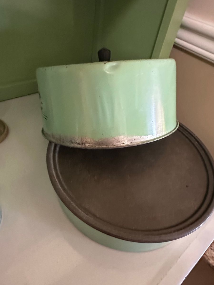 Enamel Cake Pan with Metal Lid