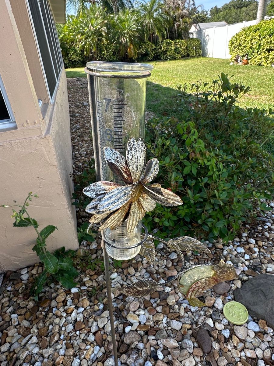 Decorative Metal Flower & Frog Rain Gauge