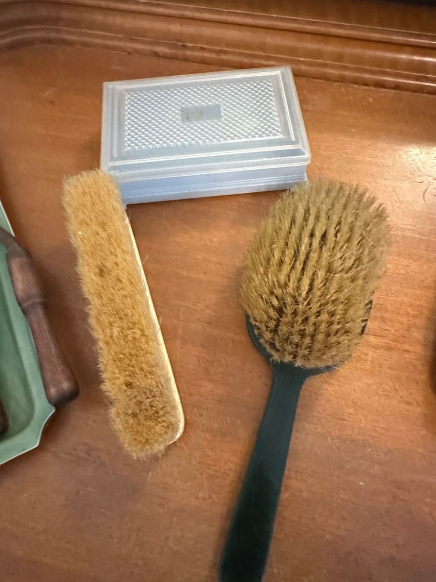 Grooming Brushes & Storage Selection