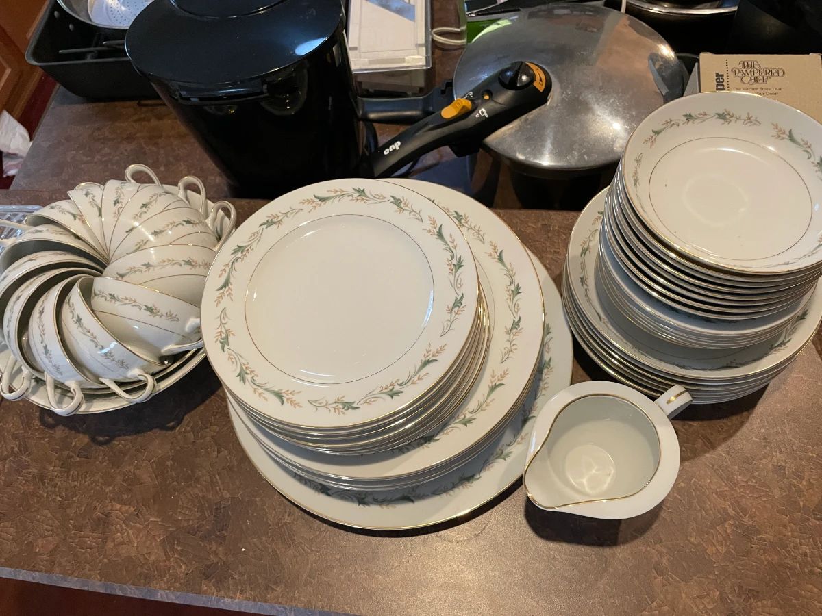 Estate sale ( in Hernando) More pictures  Monday 14th