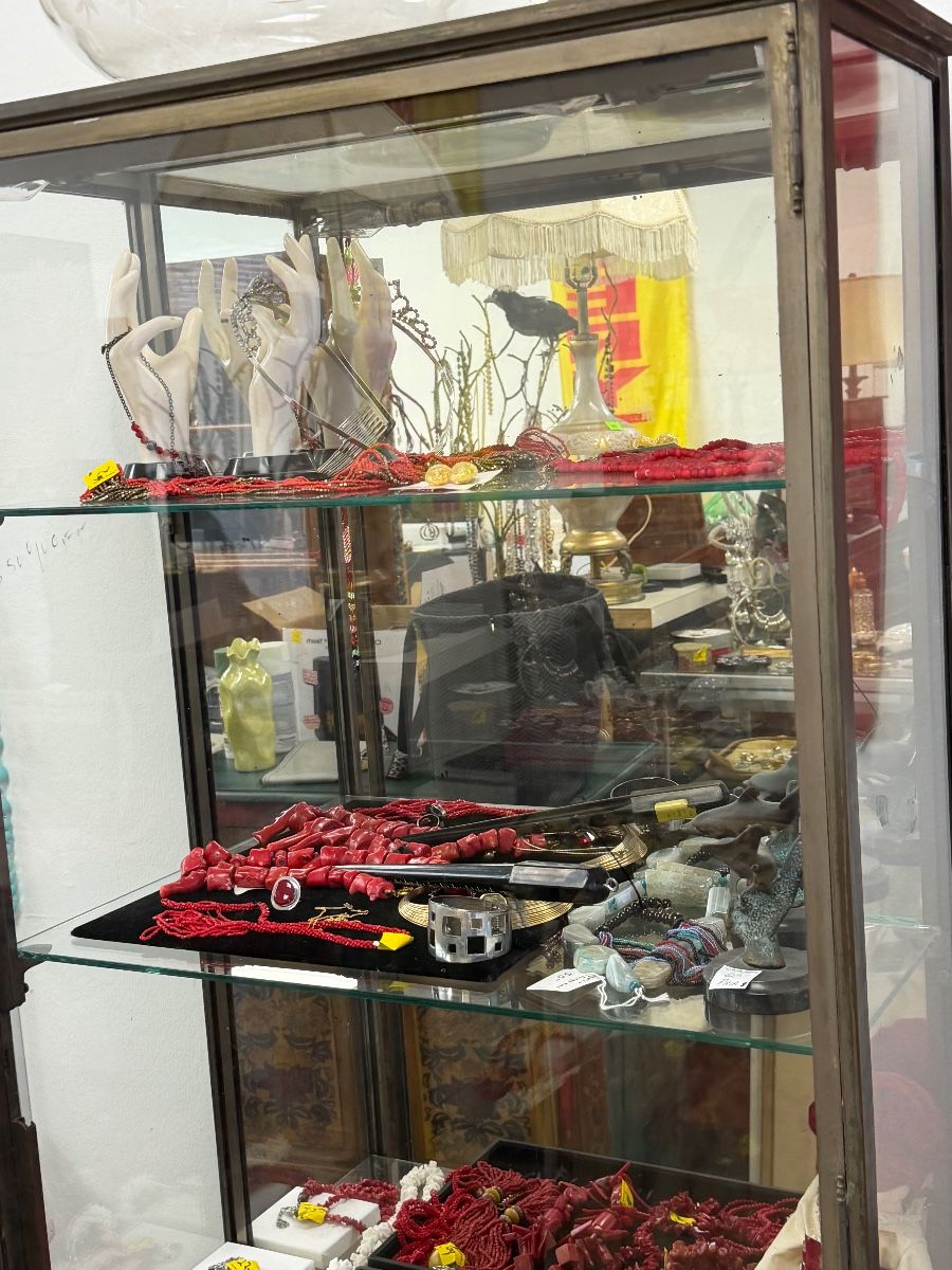 ESTSTE SALE AT WAREHOUSE FULL CONTENTS JEWELRY CLOCKS ART NEAT STUFF