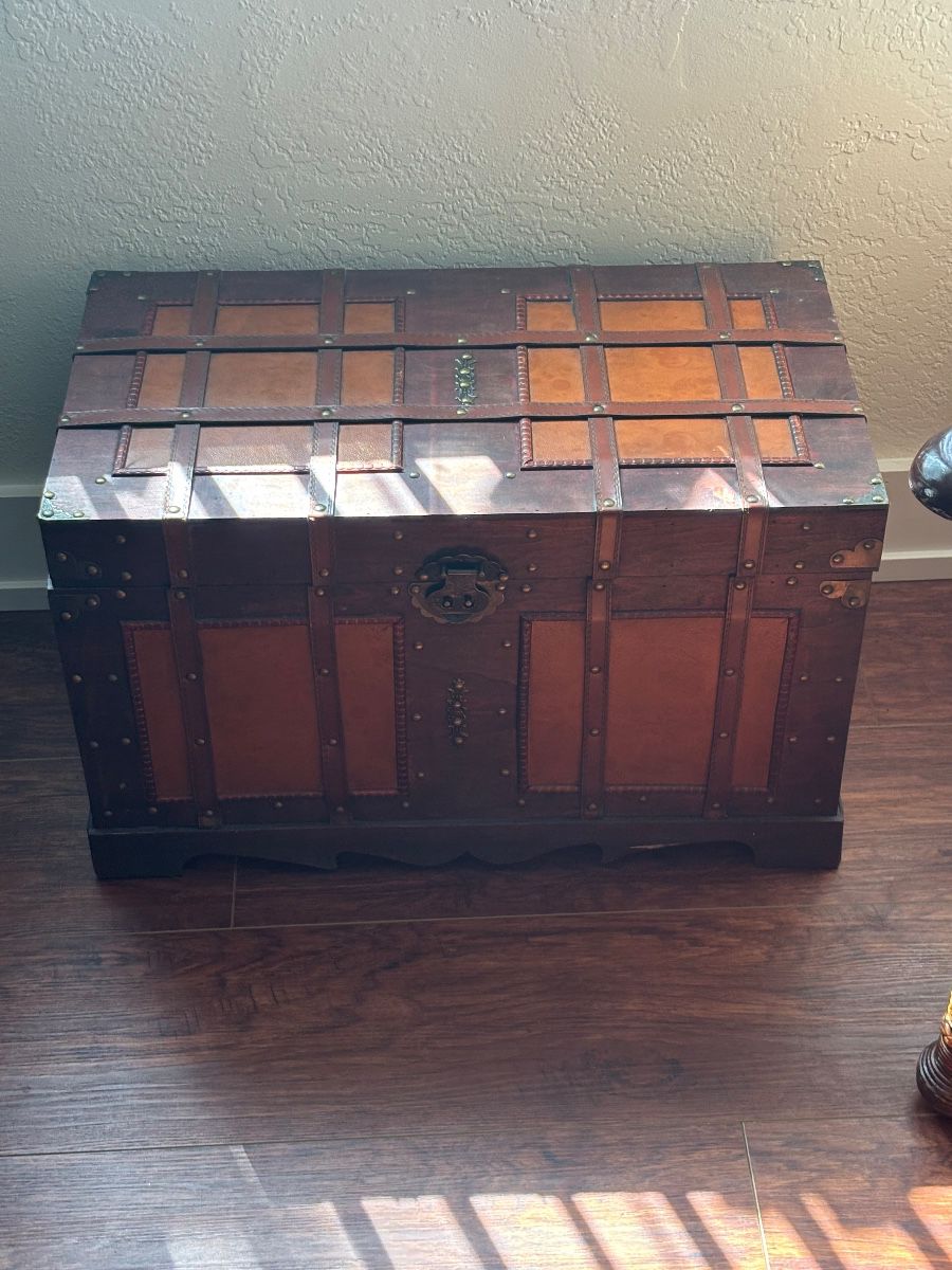 Vintage Steamer Trunk Style Storage Chest