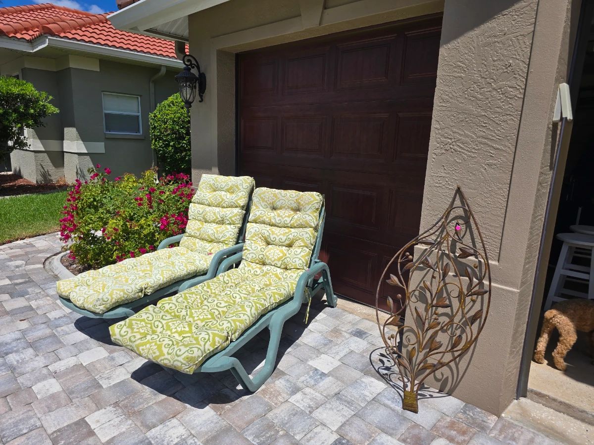 Outdoor Chaise Lounge Chair Set with Decorative Wall Art