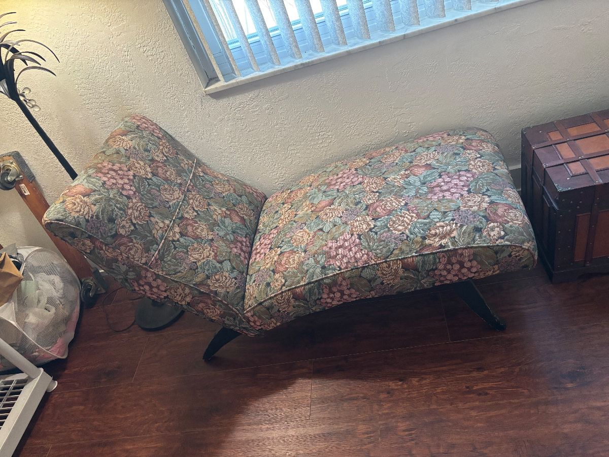Floral Upholstered Chaise Lounge / Daybed