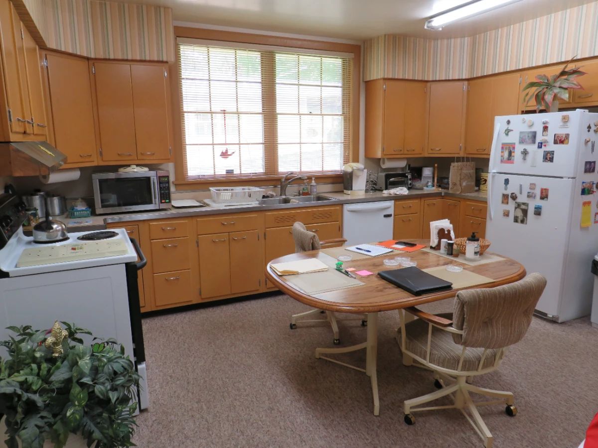 LARGE MOSS POINT HOME SAME FAMILY SINCE 1958