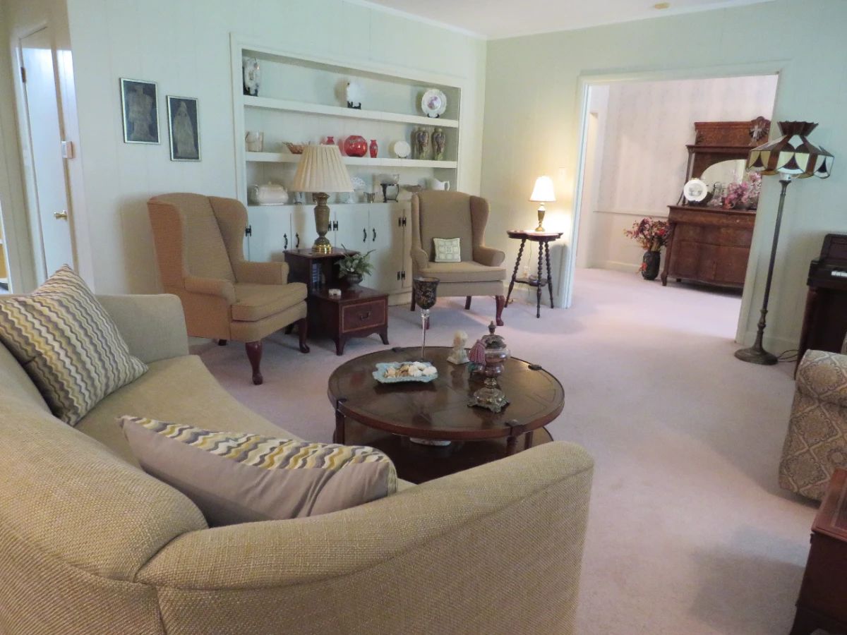 LARGE MOSS POINT HOME SAME FAMILY SINCE 1958