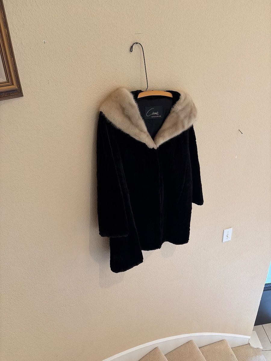 Elegant Entertaining Estate Vtg. Vinyls Electronics, Furs, Women’s Clothing , Crafts