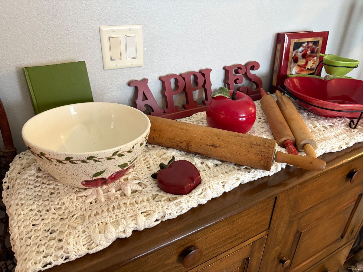 Packed House- Cottage Core, Electronics, Vtg Christmas, Furniture & More!