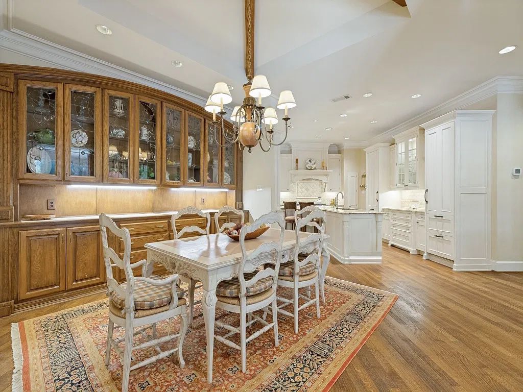 WELCOME TO VERSAILLES OF PLANO Willow Bend Lakes Estate Sale