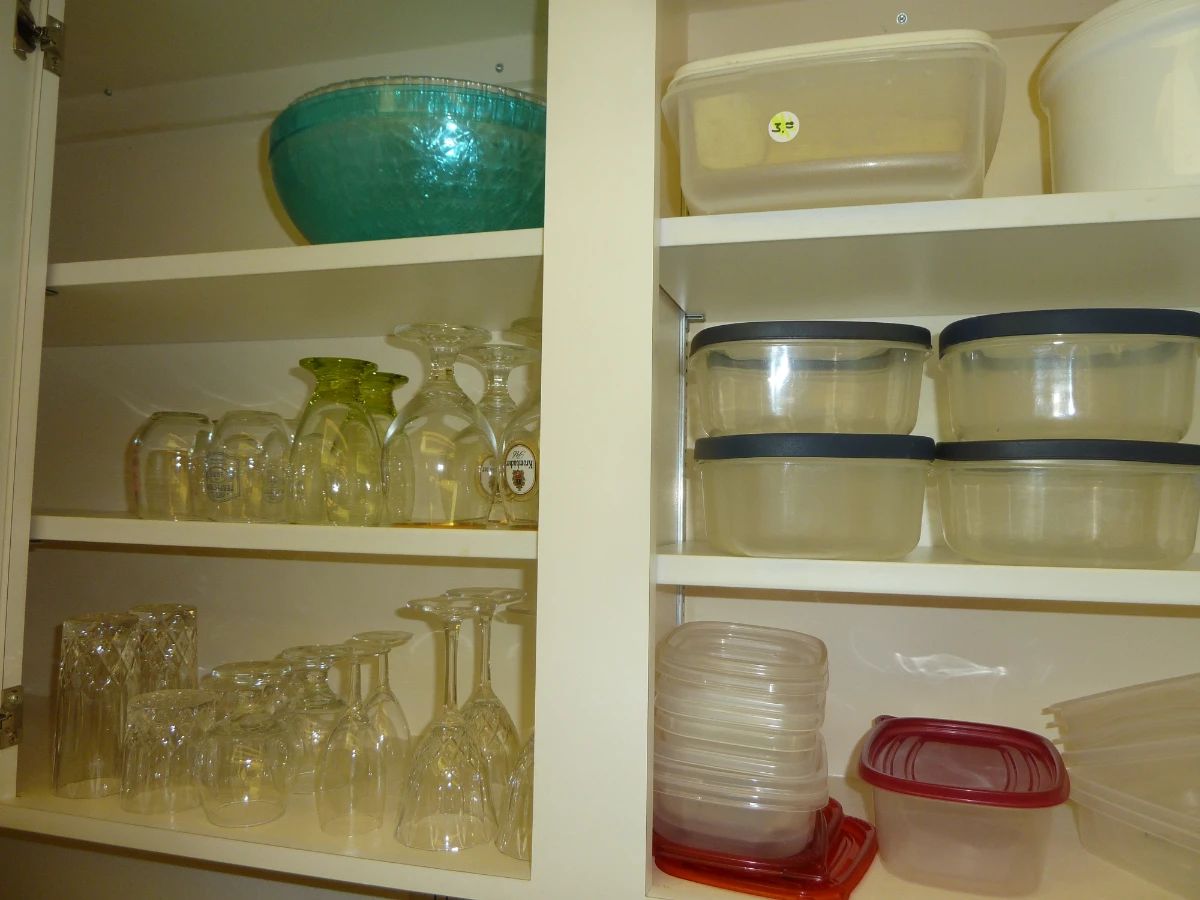 Kitchen Cabinet Assortment: Glassware & Food Storage