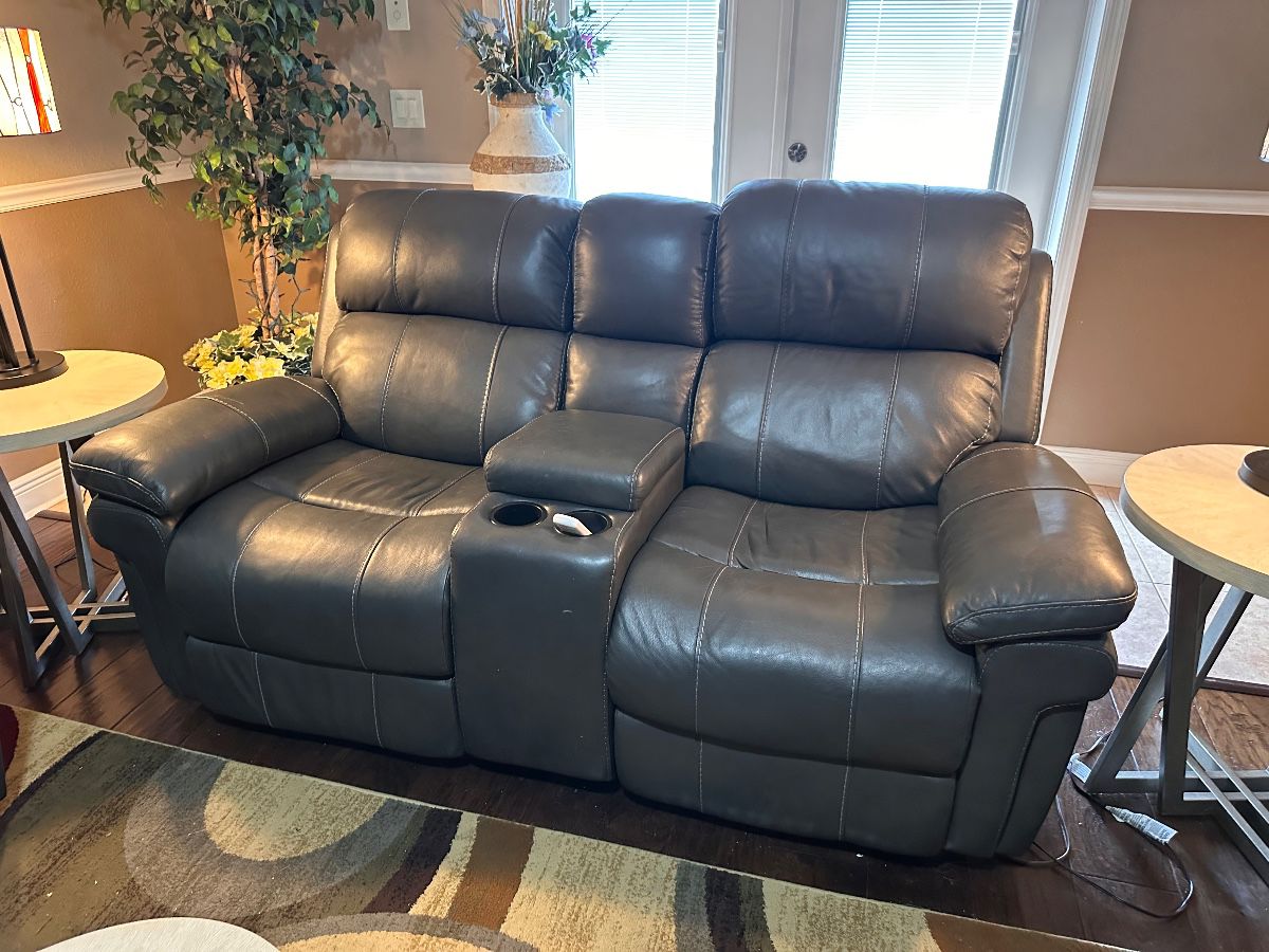 Cape Coral, Estate sale hosted by House Of Consignment