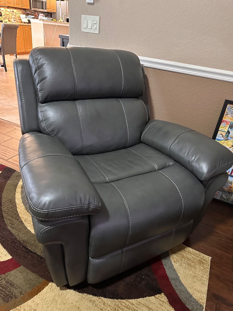 Cape Coral, Estate sale hosted by House Of Consignment