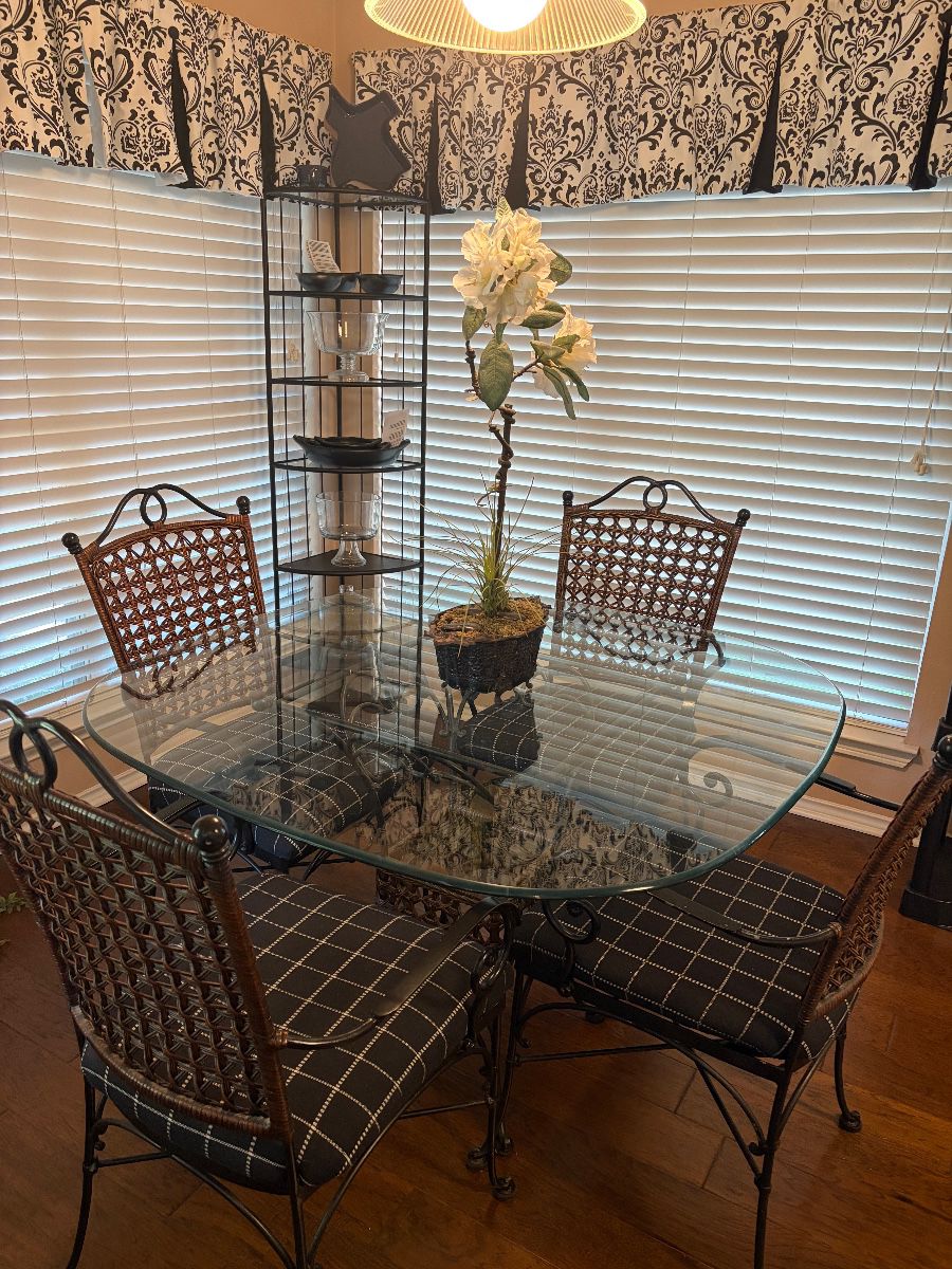 Lovely Hulen Bend Estate Sale