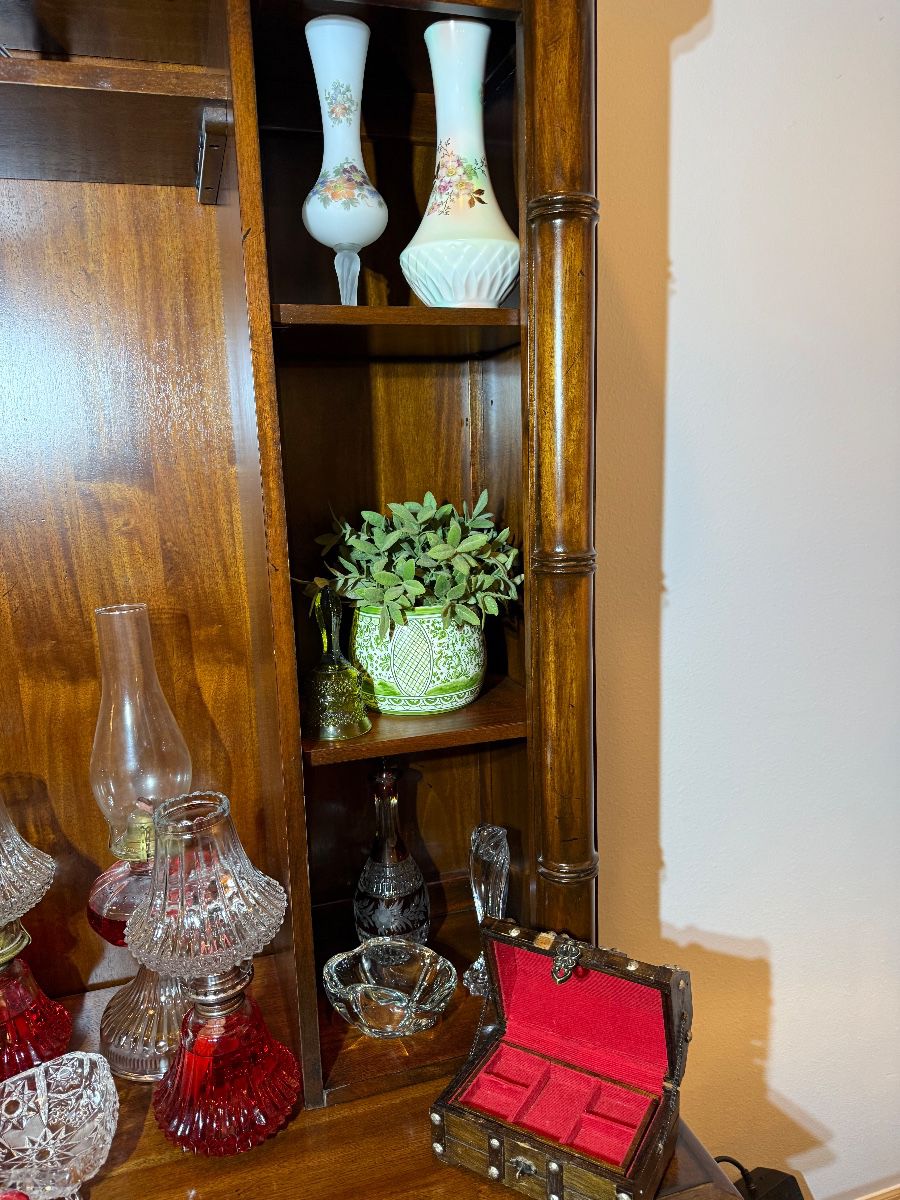 Valrico, Diamond Hill 3 Day Estate Sale! Gourmet Kitchen items, Cookbooks, Furniture, Tools and More