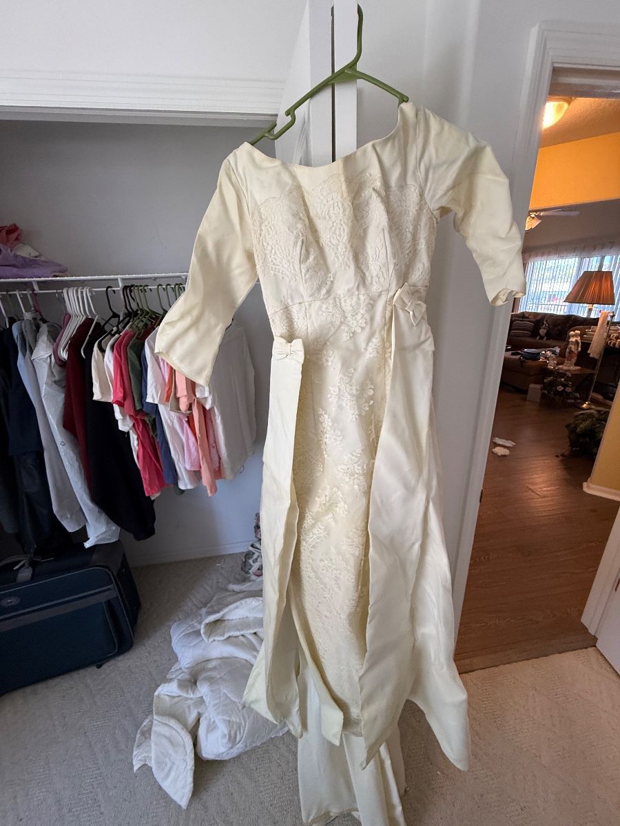 Vintage Ivory Lace Wedding Gown