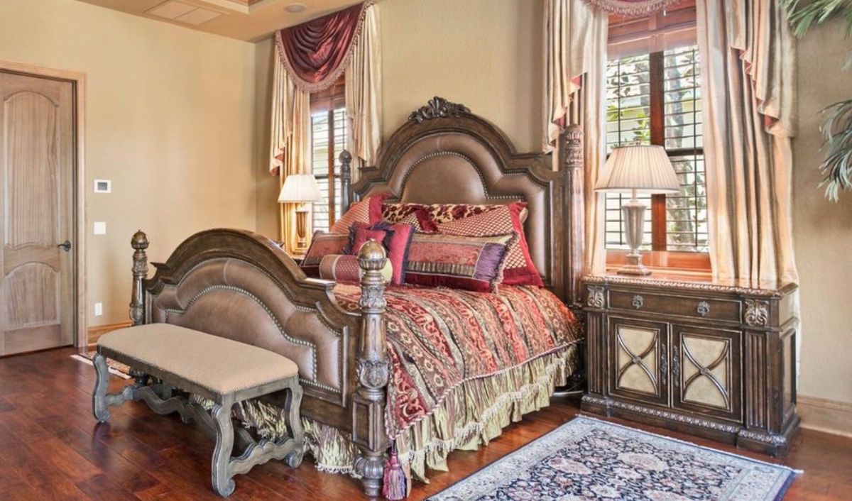 Luxury King Size Bedroom Set with Ornate Nightstand