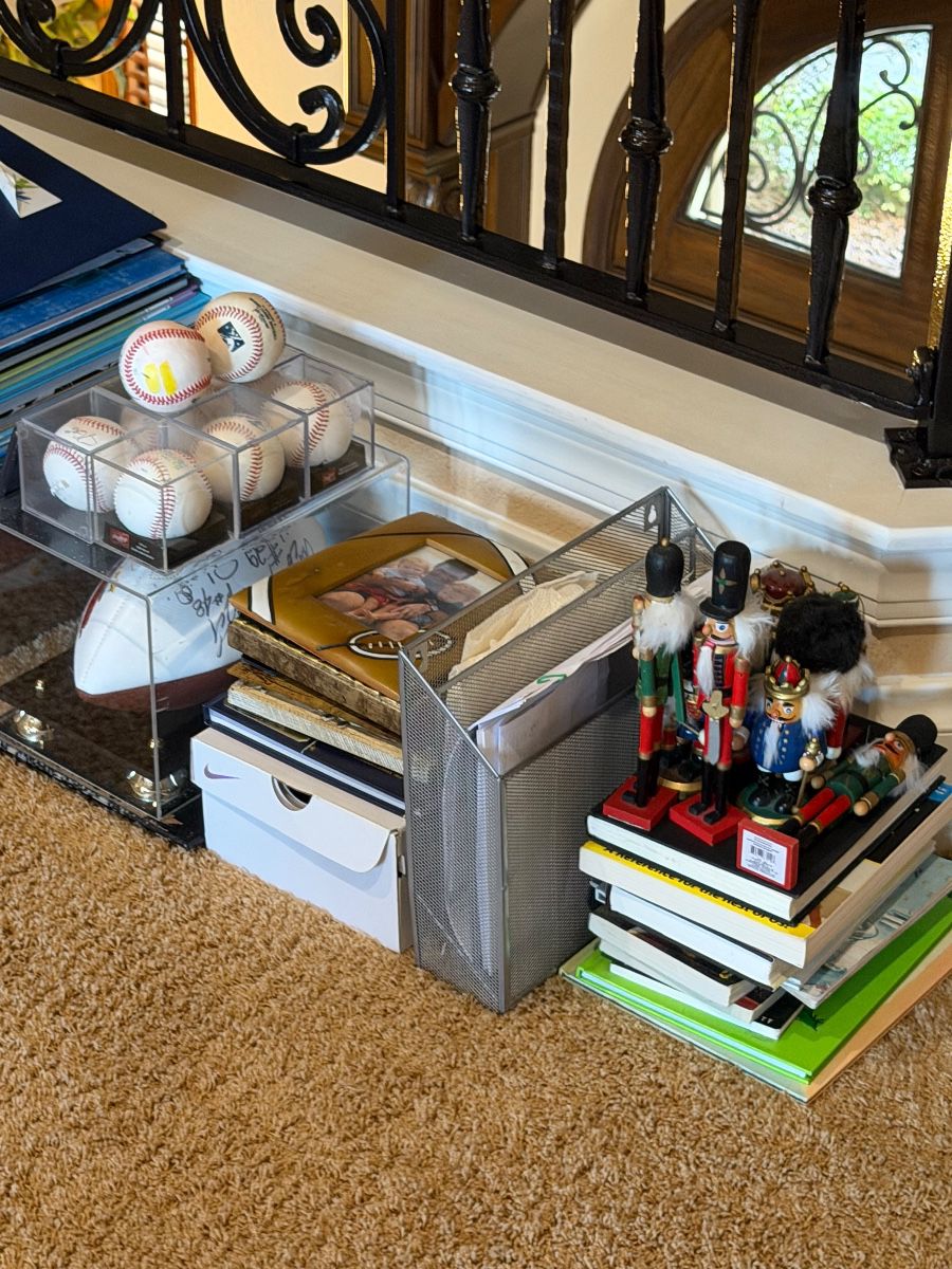 Holiday Decor & Collectibles Assortment