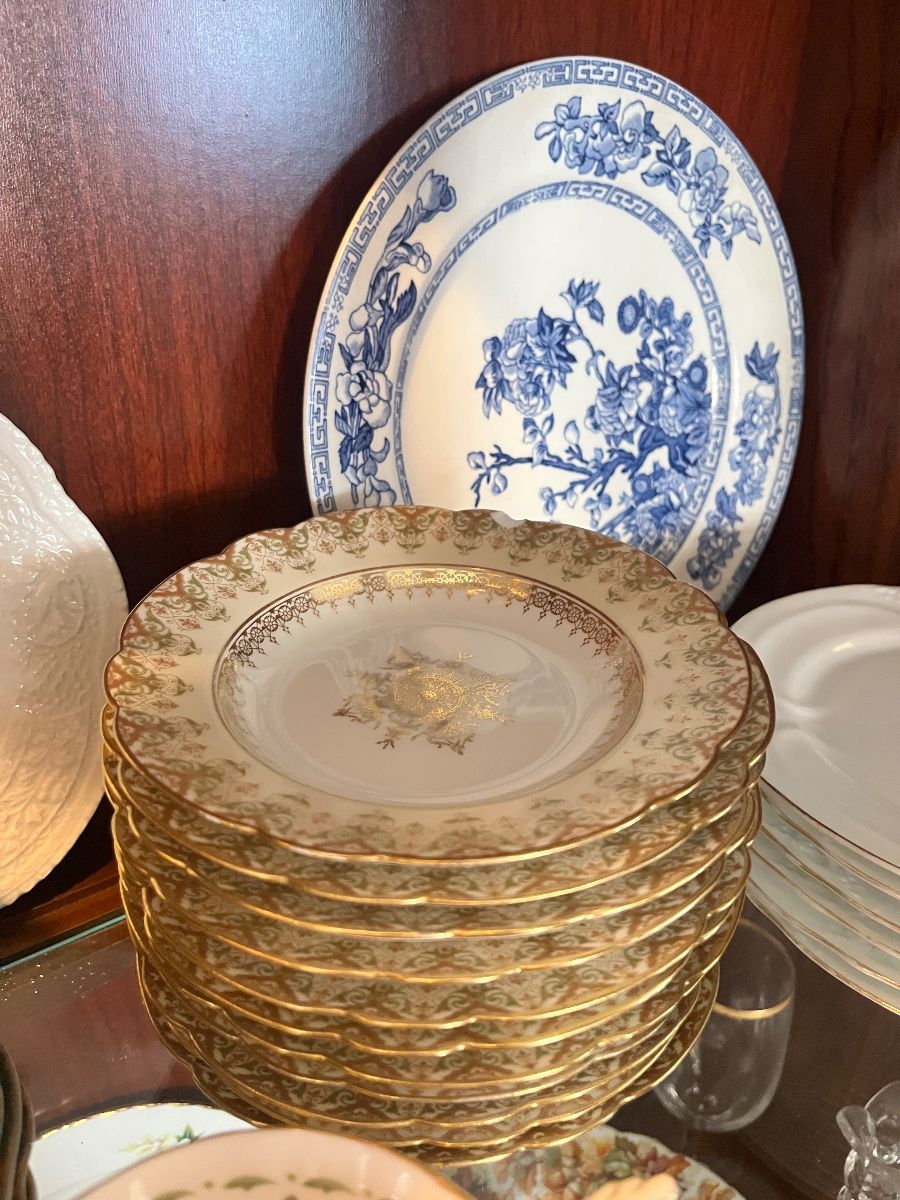 Fine China Gold Filigree Scalloped Edge Dinner Plates Set