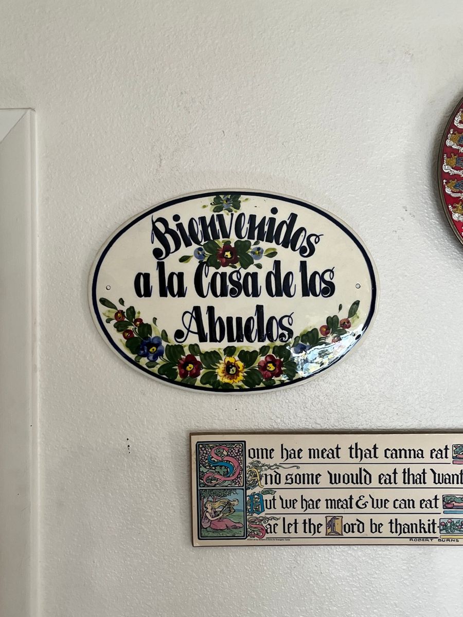 "Bienvenidos a la Casa de los Abuelos" Ceramic Plaque with Robert Burns Quote Miniature Plaque
