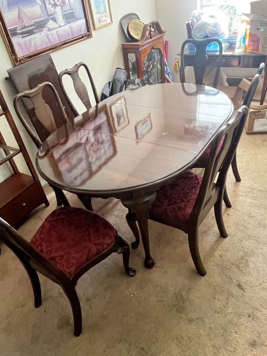 Victorian Style Dining Table and Chairs Set