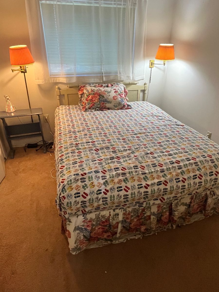 Vintage Bedroom Ensemble with Floral Bedding & Lamps