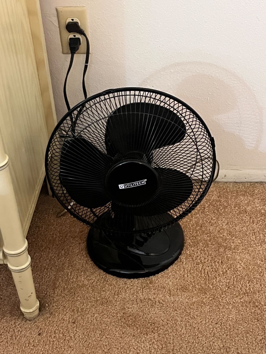Utilitech Oscillating Desk Fan